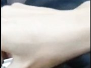 性感的白领小姐姐搭顺风车聊得投机就和司机小哥在路边车震