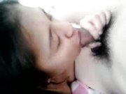 粉木耳MM看到大鸡吧高兴得笑了裹着被褥被男友狂插