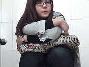 商场排队厕拍系列超级漂亮的美女一身运动装内裤还是黑丝透明