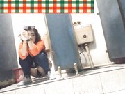 妹子洗手间里面原来这么热闹