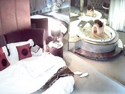 情趣酒店偷拍健壮男和美女洗完鸳鸯浴激情啪啪