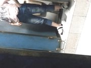 当面对着妹子拍系列妹子洗手间里面原来这么热闹