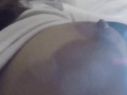 夜店搭訕大奶妹子喝藥後在床上打著呼嚕被草到噴尿