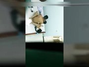 城中村家庭小旅馆服务员躲在窗台后面偷窥来住店的情侣啪啪