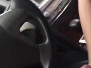 中午开车接漂亮情人直接在路边车震路边还有个环卫工人