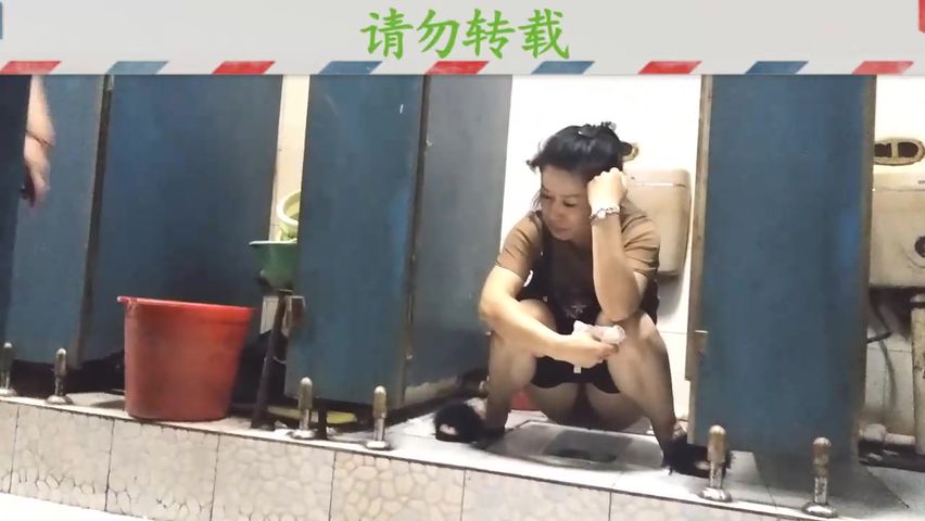 当面对着妹子拍系列妹子洗手间里面原来这么热闹.