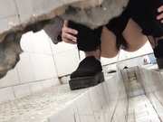 技校女厕偷窥拍完穴出来假装打电话拍脸这个演技没说的