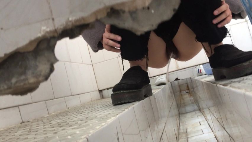 技校女厕偷窥拍完穴出来假装打电话拍脸这个演技没说的