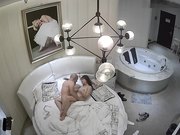 精品酒店豪华套房光头佬和情人开房偷情