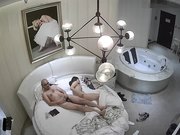 精品酒店豪华套房光头佬和情人开房偷情