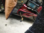 路边快餐店70元浓妆艳抹红发妹子边看A片边搞