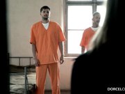 性感骚浪女护士为两个囚犯体检迎来两个大屌一起3P爆操