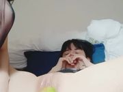 年轻木耳很粉的妹子互相给对方插骚穴各种水果往小穴里塞真会玩