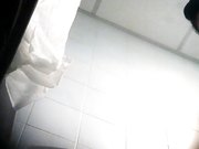 机场偷拍国泰航空空姐专用女厕几个颜值不错的美女嘘嘘