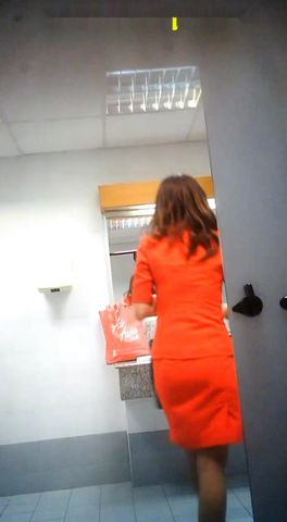 机场偷拍国泰航空空姐专用女厕几个颜值不错的美女嘘嘘