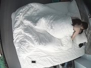 情趣酒店幸福屌丝男被年轻性欲强女友上位骑射爽