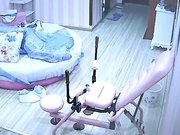 炮椅房眼镜美女特意换上情趣内裤和丝袜要求男友在炮椅上操她