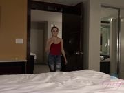 刚洗完澡忍不住吧男友鸡巴添硬