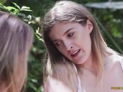 与三个熟女共享日光浴的性福男人