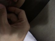 可爱的闷骚眼镜妹子黑丝被男炮友用手指抠出水吹硬鸡巴骑坐