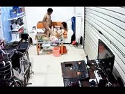 小两口打烊后关上门在门市里啪啪干得大叫