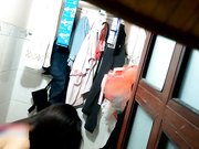 出租屋盜錄兩清純打工妹洗澡更衣