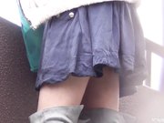 猥琐男暗拍两位美眉发现后被勾引到隐蔽处脱衣直接看逼撸射