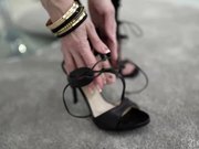 美足少妇张开紧绷的屁眼让跳动的大鸡巴钻进来