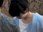 公园两学生情侣荒草掩护席地野战干完用纸巾擦一擦