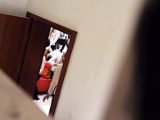 大型活动现场后台厕拍2美女们有说有笑都很兴奋啊