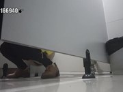 医院女厕偷拍老公陪媳妇来做体检看喜悦的表情应该终于怀上了