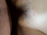 强行把漂亮女友按在床上插B看她享受的样忍不住拍了下来