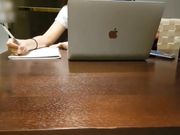 海棠哥给学妹补习把她抱上桌子上干