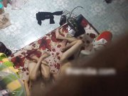 出租屋偷窥隔壁小两口过夫妻生活男的还挺猛的 把老婆艹得捂着嘴巴叫不出来去