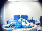 年轻眼镜大学生情侣周末校外开房打炮漂亮美女身材苗条娇小被男友狂舔私处边搞边聊体位都玩一遍