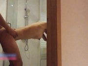 身材不错的年轻情侣浴室门口揉乳后入抽插