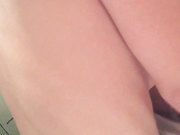 逼小紧致的漂亮美女酒店被鸡巴粗大又长的男友玩弄嫩穴后激烈爆插