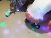 喝大了的極品3P白虎少婦KTV裡躺沙發上被三男人輪流幹