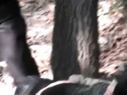 公园树林里情色交易白发老头笑容满满饥渴的边抠逼边舌吻