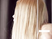 极品模特裸睡起床洗漱尿尿然后吸盘式大黑屌配合振动棒自慰