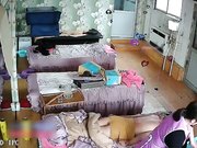 保健养生馆里的监控视频偷拍女客人全裸拔火罐