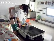 饥渴夫妇毫无顾忌客厅狂干 儿子喊老爸接电话