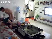 饥渴夫妇毫无顾忌客厅狂干 儿子喊老爸接电话