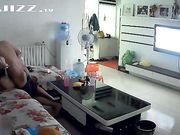 饥渴夫妇毫无顾忌客厅狂干 儿子喊老爸接电话