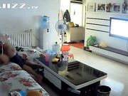 饥渴夫妇毫无顾忌客厅狂干 儿子喊老爸接电话