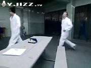 监狱13名囚犯群奸欲求不满的女医生