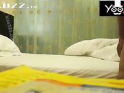 年轻貌美的少妇在家寂寞玩陌陌被大叔约到酒店操逼 姿势老练