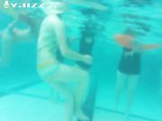 泳池偷拍美女游泳 完了再去更衣室偷拍美女洗澡