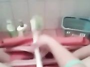 年轻白嫩小嫂子欲望很是强烈洗手间把牙刷都给玩坏了3