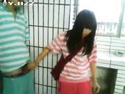 女中学生当众帮男同学打飞机